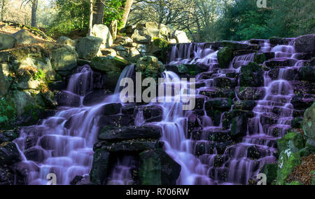 La cascade d'ornement avec chute d'eau violet à Virginia Water, Surrey, Royaume-Uni Banque D'Images