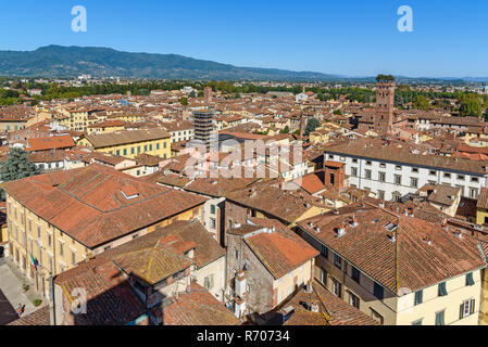 Vue sur la vieille ville et Tour Guinigi de Torre delle Ore tour de l'horloge à Lucques. Italie Banque D'Images