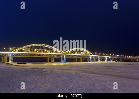 Pont Volzhsky à Nizhny Novgorod au soir, Russie Banque D'Images