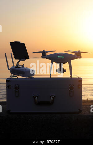Drone et télécommande, outil d'aerial photo et vidéo contre sunset sky Banque D'Images