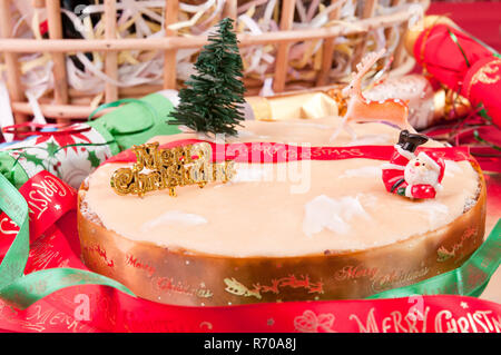 Gâteau de Noël traditionnel avec panier-cadeau à l'arrière-plan Banque D'Images