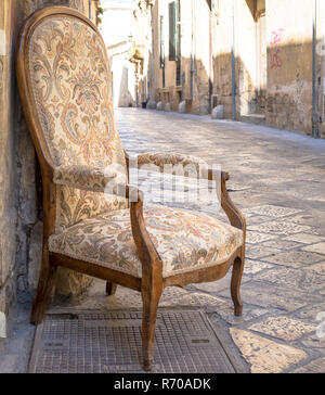 Vieille chaise dans une rue traditionnelle de Lecce, Italie. Banque D'Images