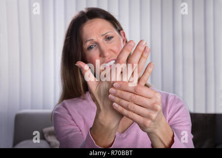 Contrarié femme souffrant de douleur Palm Banque D'Images