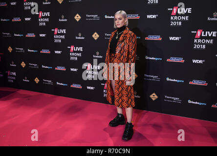 Bochum, Allemagne. 06 Dec, 2018. La chanteuse Anne Marie vient à la cérémonie de remise des prix de la 1Live couronne dans la Jahrhunderthalle . Credit : Henning Kaiser/dpa/Alamy Live News Banque D'Images