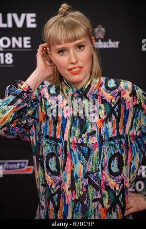 Bochum, Allemagne. 06 Dec, 2018. La chanteuse Lea vient à la cérémonie de remise des prix de la 1Live couronne dans la Jahrhunderthalle. Credit : Henning Kaiser/dpa/Alamy Live News Banque D'Images