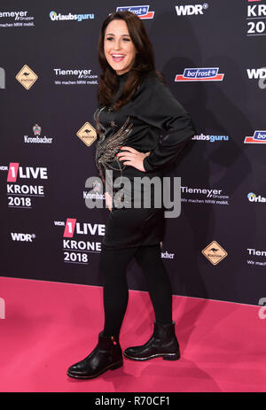 Bochum, Allemagne. 06 Dec, 2018. Présentateur Nina Moghaddam vient à la présentation de la 1Live couronne dans la Jahrhunderthalle. Credit : Henning Kaiser/dpa/Alamy Live News Banque D'Images