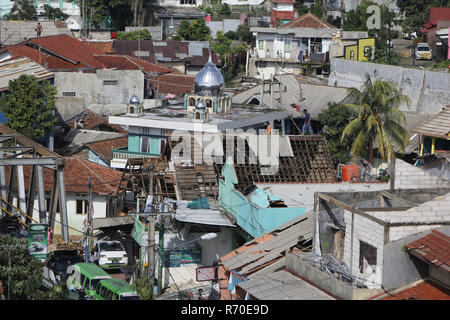 Bogor, Java ouest, Indonésie. 7 Décembre, 2018. Un certain nombre de construction de toits sont considérées être endommagés par les tornades dans la région de Batu Tulis.Forte pluie accompagnée d'une petite tornade a touché le Batutulis dans le sud-ouest de l'île de Java et Bogor où 1 personne a été trouvé mort dans la catastrophe. Credit : Adriana Adinandra SOPA/Images/ZUMA/Alamy Fil Live News Banque D'Images