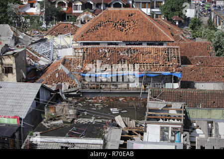 Bogor, Java ouest, Indonésie. 7 Décembre, 2018. Un certain nombre de construction de toits sont considérées être endommagés par les tornades dans la région de Batu Tulis.Forte pluie accompagnée d'une petite tornade a touché le Batutulis dans le sud-ouest de l'île de Java et Bogor où 1 personne a été trouvé mort dans la catastrophe. Credit : Adriana Adinandra SOPA/Images/ZUMA/Alamy Fil Live News Banque D'Images