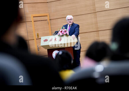 Chengdu, Chine. 07Th Nov, 2018. Président fédéral Frank-Walter Steinmeier exprime à l'Université de Sichuan. À l'occasion d'un voyage de six jours en Chine, Président fédéral Steinmeier rend une visite d'État à Chengdu. Credit : Britta Pedersen/dpa-Zentralbild/dpa/Alamy Live News Banque D'Images