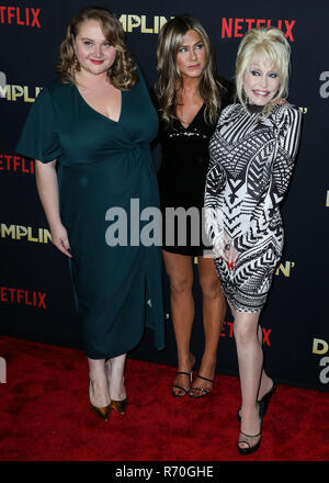 Hollywood, États-Unis. 06 Dec, 2018. HOLLYWOOD, LOS ANGELES, CA, USA - 06 DÉCEMBRE : Danielle Macdonald, Jennifer Aniston et Dolly Parton arrivent à la première de Los Angeles de Netflix 'Dumplin'' tenue à l'IMAX Théâtre chinois de Grauman 6 le 6 décembre 2018 à Hollywood, Los Angeles, Californie, États-Unis. (Photo par Xavier Collin/Image Crédit : Agence de Presse) L'agence de presse Image/Alamy Live News Banque D'Images