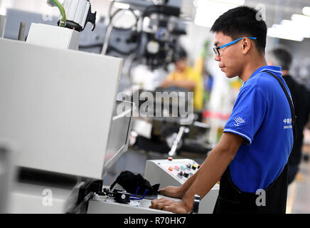 06 décembre 2018, de la Chine, Canton (Guangzhou) : les apprentis au centre de formation professionnelle pour la mécanique industrielle et de la mécatronique 'Man Sum'. Photo : Britta Pedersen/dpa-Zentralbild/dpa Banque D'Images