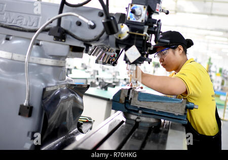 06 décembre 2018, de la Chine, Canton (Guangzhou) : les apprentis au centre de formation professionnelle pour la mécanique industrielle et de la mécatronique 'Man Sum'. Photo : Britta Pedersen/dpa-Zentralbild/dpa Banque D'Images