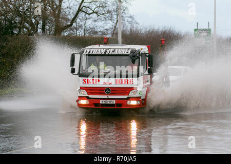 Évitez De Louer Un Camion en traversant les routes inondées de Preston, Lancashire. 7 décembre 2018. Météo au Royaume-Uni : inondation après une forte pluie d'une nuit pour des conditions de conduite difficiles et dangereuses. Crédit: Mediaworldimages/Alay Live News Banque D'Images