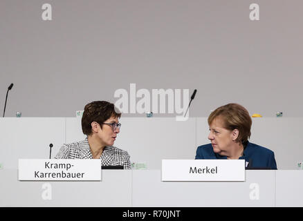 Hambourg, Allemagne. 7 Décembre, 2018. Annegret Kramp-Karrenbauer (L), secrétaire général de l'Union chrétienne-démocrate (CDU), entretiens avec Angela Merkel, chancelier allemand et chef de CDU, avant la conférence du parti de la CDU à Hambourg, en Allemagne, le 7 décembre 2018. La chancelière allemande, Angela Merkel, l'Union chrétienne-démocrate tient sa 31e séance plénière, le vendredi et samedi, quand des représentants élira un nouveau président du parti pour réussir Merkel. Credit : Shan Yuqi/Xinhua/Alamy Live News Banque D'Images