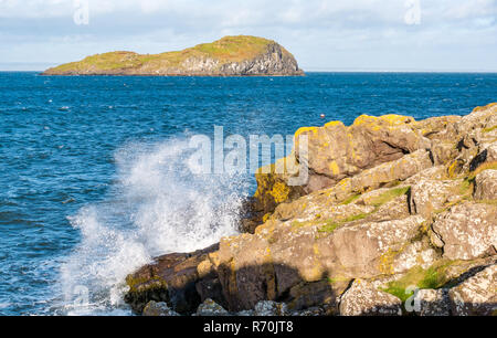 North Berwick, East Lothian, Ecosse, Royaume-Uni. 7 décembre 2018. Météo France : un temps ensoleillé mais très venteux jour dans la ville balnéaire avec des rafales de vent soufflant à 50-60 mph prévisions pour aujourd'hui. Vagues vagues sur la jetée et les rochers du rivage Banque D'Images