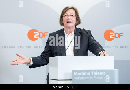 07 décembre 2018, Hambourg : Marlehn Thieme, président de la conseil de la télévision allemande ZDF, prend la parole lors d'une conférence de presse. ZDF souhaite étendre son offre d'informations pour les jeunes sur Internet et de renforcer encore l'ZDFmediathek. (Sur 'dpa ZDF veut renforcer les services d'information pour les jeunes sur l'Internet') Photo : Daniel Bockwoldt/dpa Banque D'Images