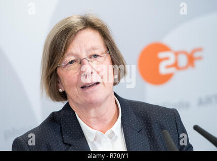 07 décembre 2018, Hambourg : Marlehn Thieme, président de la conseil de la télévision allemande ZDF, prend la parole lors d'une conférence de presse. ZDF souhaite étendre son offre d'informations pour les jeunes sur Internet et de renforcer encore l'ZDFmediathek. (Sur 'dpa ZDF veut renforcer les services d'information pour les jeunes sur l'Internet') Photo : Daniel Bockwoldt/dpa Banque D'Images