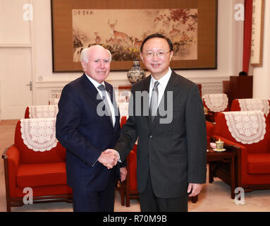 (181207) -- BEIJING, 7 décembre 2018 (Xinhua) -- Yang Jiechi (R), un membre du Bureau politique du Parti communiste chinois (PCC) Comité Central et également directeur du Bureau de la Commission des affaires étrangères du Comité central du PCC, rencontre avec l'ancien Premier Ministre australien, John Howard, à Beijing, capitale de Chine, le 7 décembre 2018. (Xinhua/Pang Xinglei) (wyl) Banque D'Images