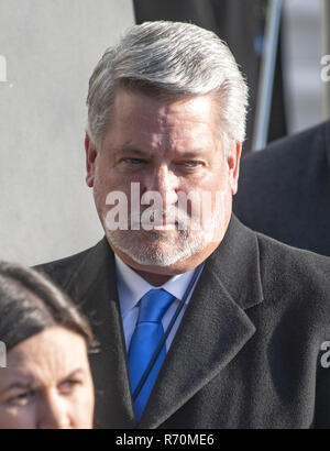 Washington, District de Columbia, Etats-Unis. 7 Décembre, 2018. Le Directeur des Communications de la Maison Blanche Bill Shine regarde le président des Etats-Unis, Donald J. Trump fait des remarques à la presse à la Maison Blanche à Washington, DC avant de monter à bord d'un marin pour un voyage à New York City le vendredi 7 décembre, 2018. Le Président a annoncé qu'il avait nommé William Barr comme procureur général pour remplacer Jeff Sessions et Heather Nauert pour être le prochain ambassadeur des Etats-Unis à l'Organisation des Nations Unies, en remplacement de Nikki Haley. Le Président n'a pas prendre toutes les questions Credit : Ron Sachs/CNP/ZUMA/Alamy Fil Live News Banque D'Images