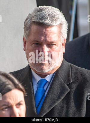 Le Directeur des Communications de la Maison Blanche Bill Shine regarde le président des Etats-Unis, Donald J. Trump fait des remarques à la presse à la Maison Blanche à Washington, DC avant de monter à bord d'un marin pour un voyage à New York City le vendredi 7 décembre, 2018. Le Président a annoncé qu'il avait nommé William Barr comme procureur général pour remplacer Jeff Sessions et Heather Nauert pour être le prochain ambassadeur des Etats-Unis à l'Organisation des Nations Unies, en remplacement de Nikki Haley. Le Président n'a pas prendre toutes les questions. Credit : Ron Sachs/CNP | conditions dans le monde entier Banque D'Images