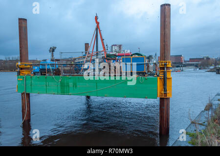 Glasgow, Ecosse, Royaume-Uni. 7 Décembre, 2018. Enquête de terrain sur le travail effectué en vue de la construction du nouveau Govan à Partick passager et randonnée pont sur la rivière Clyde. La ville de Glasgow ont nommé l'ingénierie CH2M Hill (anciennement Halcrow) pour la conception du nouveau pont qui devrait coûter 10 millions de livres. Credit : Skully/Alamy Live News Banque D'Images