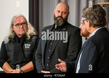 Nuremberg, Bavière, Allemagne. 7 décembre 2018.Marc Gianola (2e à droite), Président de la Coupe Sprengler, parle aux côtés de Thomas Sabo (l-r), entrepreneur, sponsor principal et de l'éponyme de Thomas Sabo Ice Tigers, Marc Gianola, Président de la Coupe Sprengler, et Markus Glarner, responsable des médias pour la Coupe Sprengler 2018, lors de la conférence de presse sur la Coupe Spengler 2018. La Spengler Cup 2018 aura lieu à Davos (Suisse) du 26 au 31 décembre 2018. Dpa : Crédit photo alliance/Alamy Live News Banque D'Images