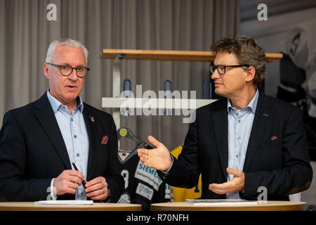 Nuremberg, Bavière, Allemagne. 7 décembre 2018.Georges Lüchinger (l), porte-parole de la Spengler Cup Stadium, prendra la parole aux côtés de Markus Glarner, responsable des médias pour la Coupe Sprengler, lors de la conférence de presse sur la Coupe Spengler 2018. La Spengler Cup 2018 aura lieu du 26 - 31 décembre 2018 à Davos (Suisse). Dpa : Crédit photo alliance/Alamy Live News Banque D'Images