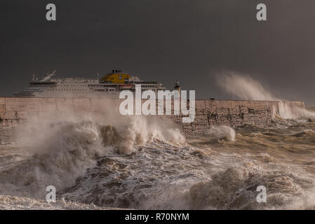 Newlaven, East Sussex, Royaume-Uni. 7 décembre 2018.départ du ferry Transmanche vers Dieppe, vers l'arrière, protection murale du port de Newhaven dans la mer accidentée balayée par le vent. Vent fort de l'Ouest avec une forte pluie mais encore inSeasonablement chaud à 10 C. Banque D'Images