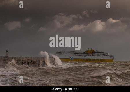 Newlaven, East Sussex, Royaume-Uni. 7 décembre 2018.départ du ferry Transmanche vers Dieppe, vers l'arrière, protection murale du port de Newhaven dans la mer accidentée balayée par le vent. Vent fort de l'Ouest avec une forte pluie mais encore inSeasonablement chaud à 10 C. Banque D'Images