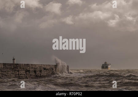 Newlaven, East Sussex, Royaume-Uni. 7 décembre 2018.le ferry de Transmanche à Dieppe part de la protection des murs du port de Newhaven dans la mer accidentée balayée par le vent. Vent fort de l'Ouest avec une forte pluie mais encore inSeasonablement chaud à 10 C. Banque D'Images