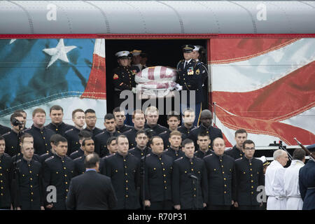 College Station, Texas, USA. 6e déc, 2018. Le cercueil contenant les restes de l'ancien président George H. W. Bush arrive à la Texas A&M University pour une cérémonie de 20 minutes avant son dernier lieu de repos à la bibliothèque George Bush. Bush est décédé le 30 novembre à Houston. Credit : Bob Daemmrich/ZUMA/Alamy Fil Live News Banque D'Images