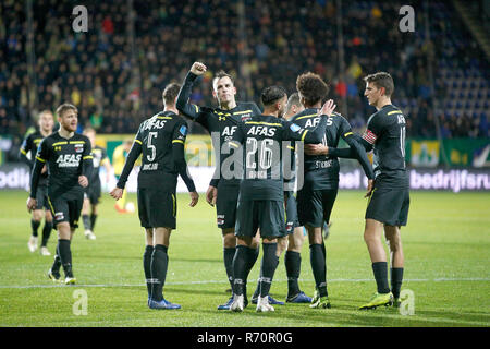 Sittard, Linburg, Pays-Bas. 7 décembre 2018, la saison 2018-2019 de l'Eredivisie., 07-12-2018, Fortuna Sittard Stadium, AZ player Oussama Idrissi partitions et célébrer le 0-2 avec ses coéquipiers pendant le jeu Fortuna Sittard - AZ. Credit : Pro Shots/Alamy Live News Banque D'Images