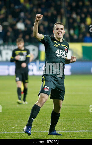 Sittard, Linburg, Pays-Bas. 7 décembre 2018, la saison 2018-2019 de l'Eredivisie., 07-12-2018, Fortuna Sittard Stadium, AZ player Oussama Idrissi partitions et célébrer le 0-2 pendant le jeu Fortuna Sittard - AZ. Credit : Pro Shots/Alamy Live News Banque D'Images