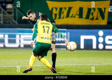 Sittard, Linburg, Pays-Bas. 7 décembre 2018, la saison 2018-2019 de l'Eredivisie., 07-12-2018, Fortuna Sittard Stadium, AZ player Oussama Idrissi partitions et célébrer le 0-2 pendant le jeu Fortuna Sittard - AZ. Alesandro Ciranni est trop tard : Crédit Photos Pro/Alamy Live News Banque D'Images