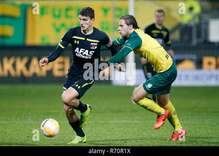 Sittard, Linburg, Pays-Bas. 7 décembre 2018, la saison 2018-2019 de l'Eredivisie., 07-12-2018, Fortuna Sittard Stadium, Fortuna Sittard player Branislav Ninja (R) et de l'AZ player Guus Til pendant le jeu Fortuna Sittard - AZ. Credit : Pro Shots/Alamy Live News Banque D'Images