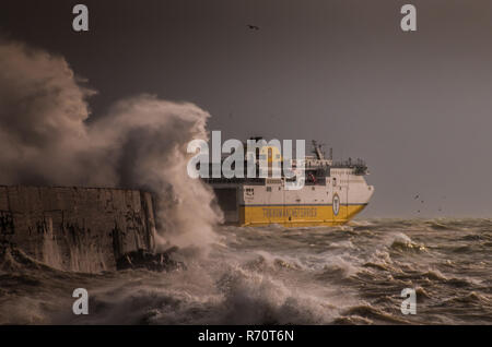 Newlaven, East Sussex, Royaume-Uni. 7 décembre 2018..le ferry Transmanche à destination de Dieppe part de la protection murale du port de Newhaven dans la mer accidentée balayée par le vent. Vent fort de l'Ouest avec une forte pluie mais encore inSeasonablement chaud à 10 C. Banque D'Images