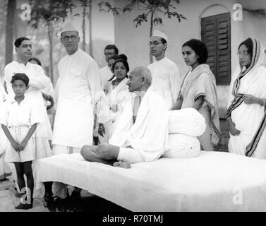 Mahatma Gandhi avec le Dr Sushila Nayar, son frère Pyarelal Nayer et Mahadev Desai à Sodepur Ashram, Calcutta, Bengale occidental, Inde, avril 1939, ancienne image vintage du 1900 Banque D'Images