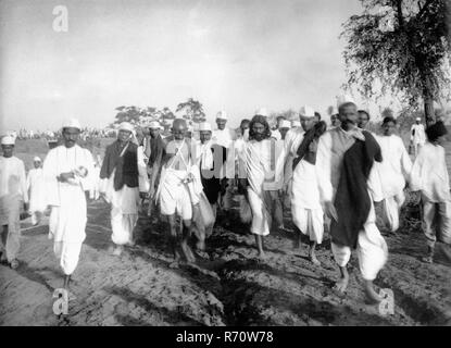 Mahatma Gandhi pendant la marche du sel, sel satyagraha, dandi mars, Inde, Asie, Mars 1930, ancienne image vintage du 1900 Banque D'Images