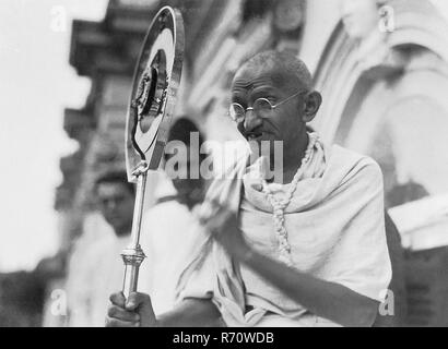 Mahatma Gandhi parle le jour de son départ en Angleterre à Azad Maidan, Bombay, Mumbai, Maharashtra, Inde, 29 août 1931, ancienne image vintage du 1900 Banque D'Images