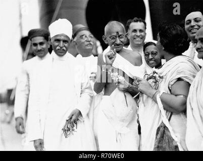 Mahatma Gandhi le jour de son départ pour l'Angleterre au taupe de Bombay, port de Mumbai, Maharashtra, Inde, 29 août, 1931, ancienne image du 1900 Banque D'Images