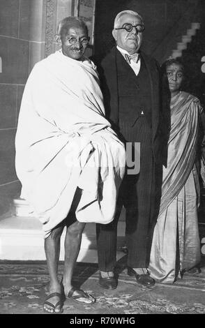 Mahatma Gandhi avec Aga Khan et la poetesse indienne Sarojini Naidu devant l'hôtel Ritz, Londres, Angleterre, Royaume-Uni, le 1er octobre, 1931, ancienne image du 1900 Banque D'Images