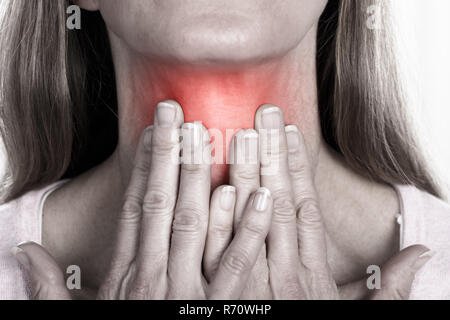 Femme avec des maux de gorge Banque D'Images