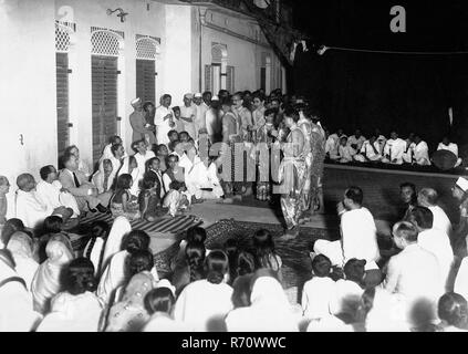 Mahatma Gandhi regardant un spectacle de danse à Calcutta, Kolkata, Bengale-Occidental, Inde, novembre 1937, ancienne image vintage du 1900 Banque D'Images