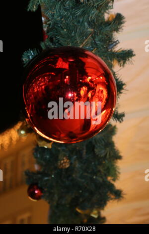 Boule de Noël rouge accroché sur arbre de Noël. Banque D'Images