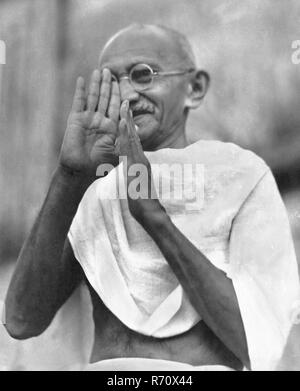 Mahatma Gandhi pendant la prière à Bombay, Mumbai, Maharashtra, Inde, Asie, septembre 1944 Banque D'Images