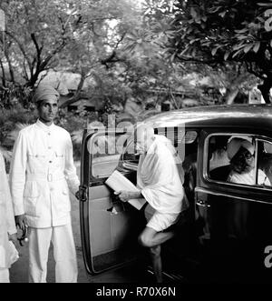 Mahatma Gandhi quitte sa voiture pour son entretien avec le chef musulman Muhammed Ali Jinnah, Bombay, Mumbai, Maharashtra, Inde, septembre 1944, vieux tableau des années 1940 Banque D'Images