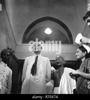 Mahatma Gandhi avec le chef musulman Muhammed Ali Jinnah à Bombay, Mumbai, Maharashtra, Inde, septembre 1944, ancienne image vintage du 1900 Banque D'Images