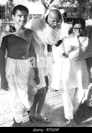 Mahatma Gandhi marchant avec Abha et Kanu Gandhi, Inde, ancienne image millésime des années 1900 Banque D'Images