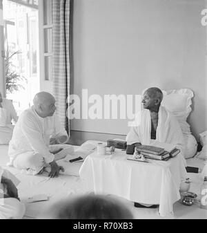 Mahatma Gandhi parle avec Sardar Vallabhbhai Patel à Bombay, Mumbai, Maharashtra, Inde, 1945, ancienne image vintage du 1900 Banque D'Images