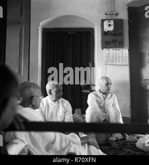 Mahatma Gandhi, Sardar Vallabhbhai Patel et Jawaharlal Nehru écoutent le rapport sur les émeutes à Calcutta, Bengale-Occidental, Inde, 1946, vieux millésime 1900 image Banque D'Images